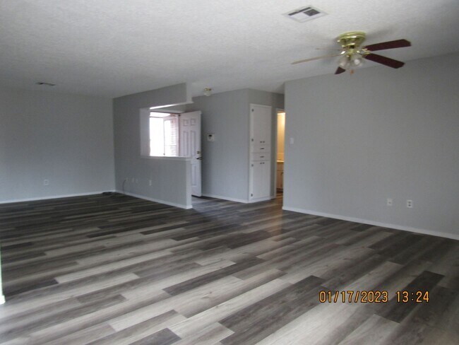 Foto del edificio - West side home located close to shopping, ...