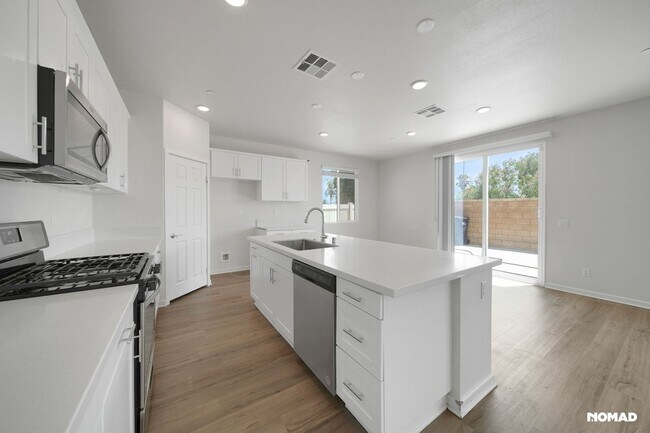 Foto del edificio - Spacious 4BR Condo in Moreno Valley
