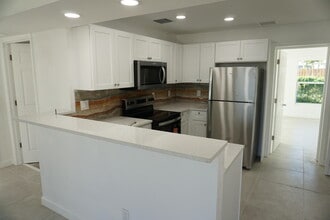 Building Photo - 957 Lewis Dr