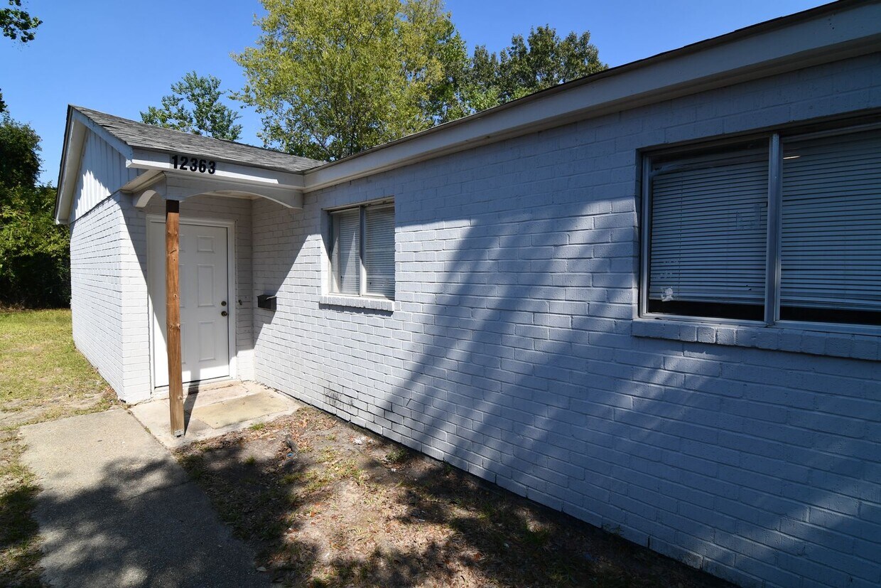 Foto principal - 3-bedroom, 2-bathroom duplex located in th...
