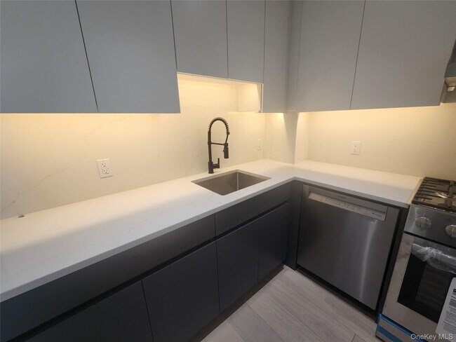 Foto del edificio - 108-15-108-72 72nd Ave