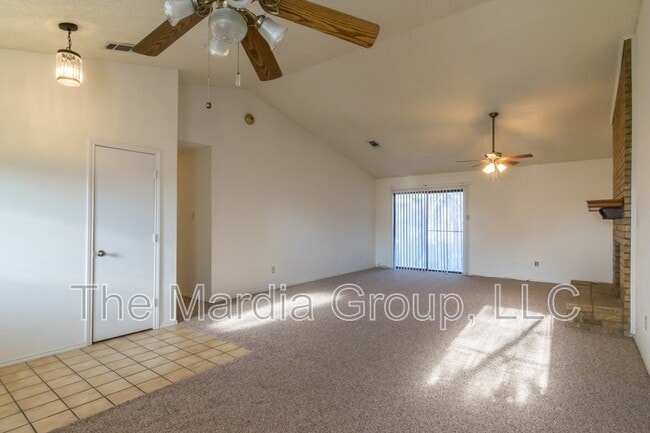 Building Photo - 2121 Country Oaks Dr