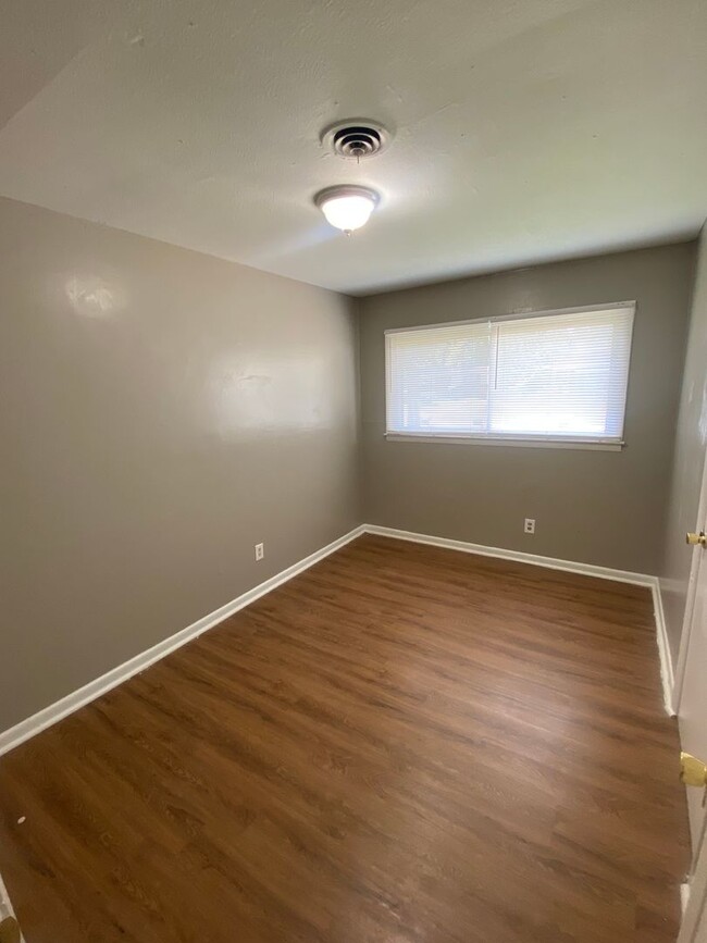 Foto del edificio - **ON HOLD**3 Bedroom / 1 Bathroom Home for...
