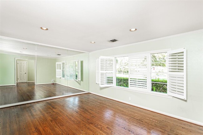 Foto del edificio - 4631 Devon St