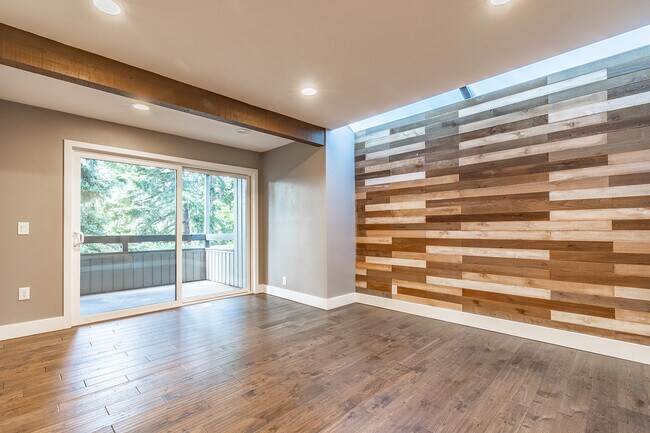 Custom wall - 10911 NE 37th Pl