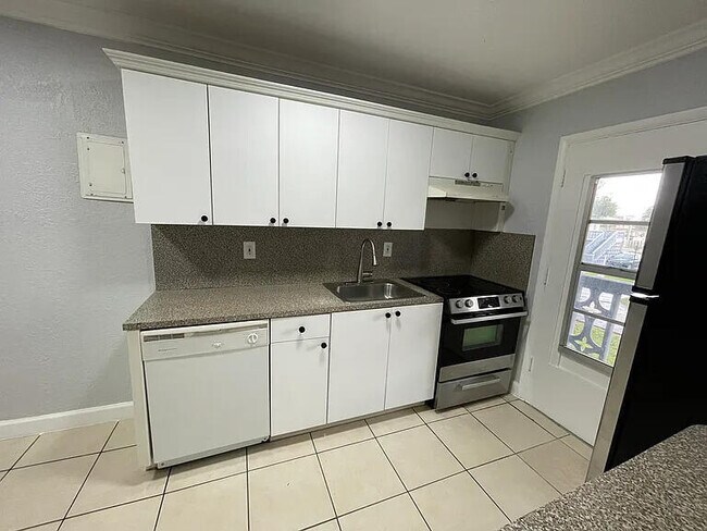 Foto del edificio - 890 NW 45th Ave