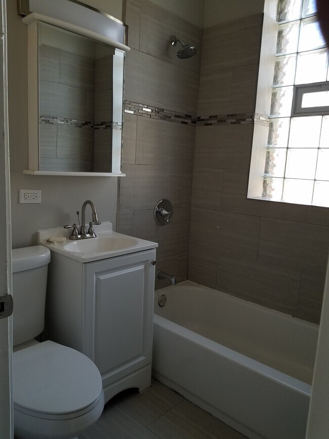 Bathroom - 6620 S Saint Lawrence Ave