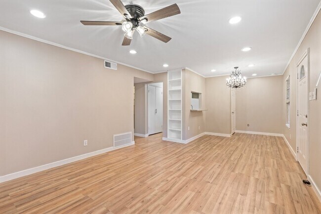 Building Photo - 6401 Skyline Dr