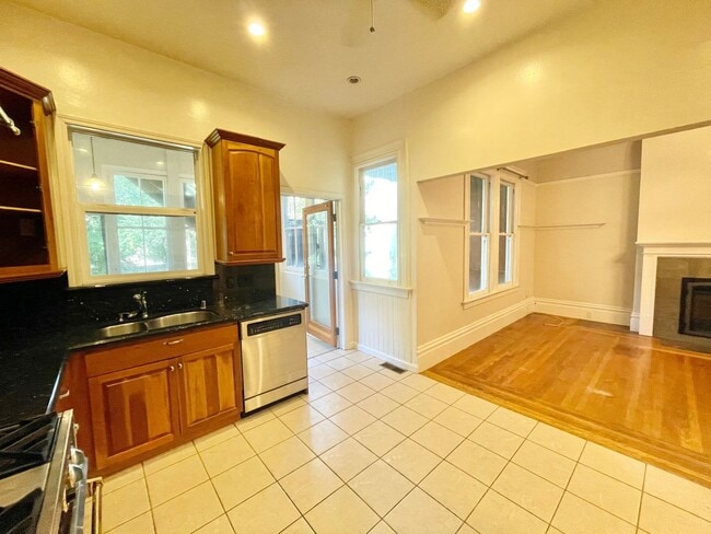Building Photo - Inner Sunset Full Floor 2BR+/1.5 BA Victor...