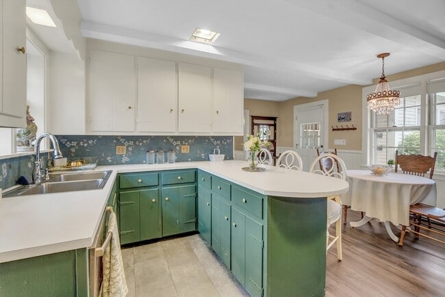 Building Photo - 205 Main St