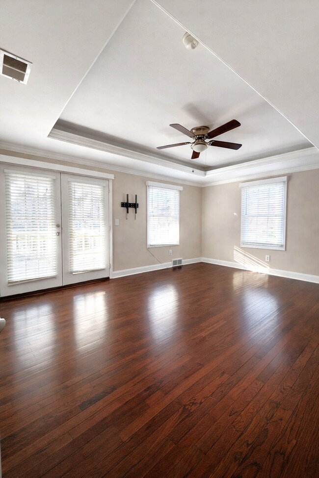 Foto del edificio - SEE IT NOW: Bright 3-Bed, 2.5-Bath Townhouse with Private Deck & Fenced Yard in Oak Meyer Gardens!