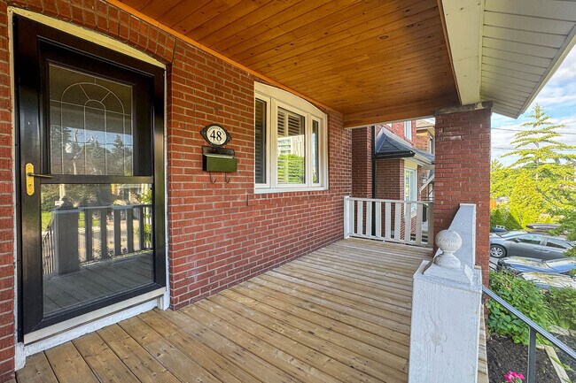 Photo du bâtiment - 48 Lawrence Ave W