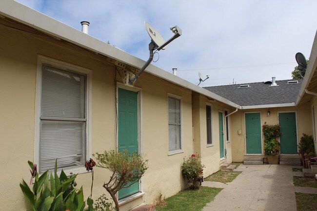 Building Photo - 129 Raymond St