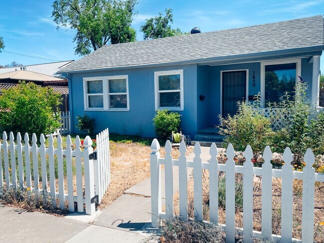 Building Photo - Newly Renovated Home Available Now!