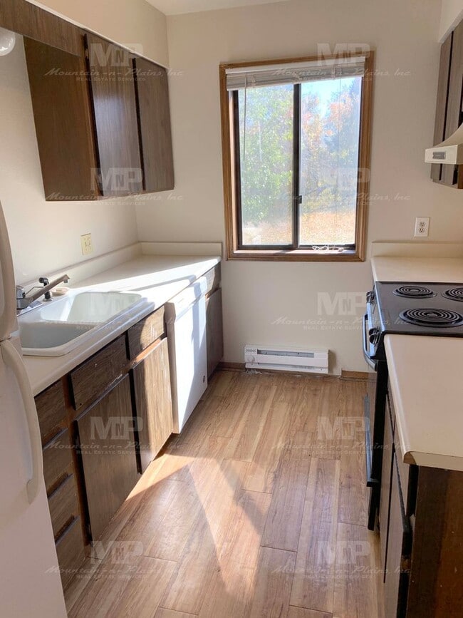 Building Photo - 531 Strachan Dr