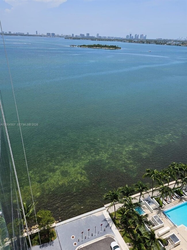 Foto del edificio - 700 NE 26th St