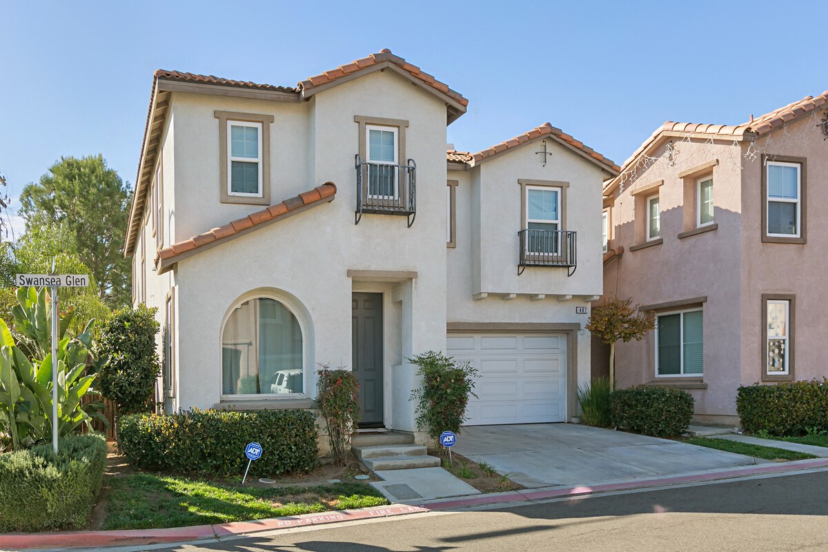 Foto principal - Classy Single Family Home Conviently located - Easy drive to Pendelton or Miramar - Nice family n...