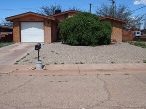 Building Photo - Conveniently Located Corner Lot Home!