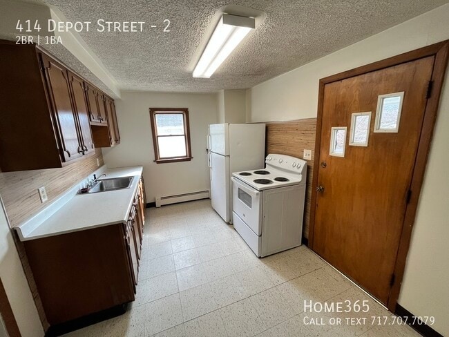 Building Photo - 2 bedroom, 1 bathroom Right next to Dickso...