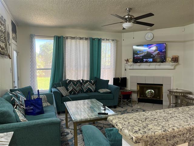 Foto del edificio - 1402 Westglen Dr