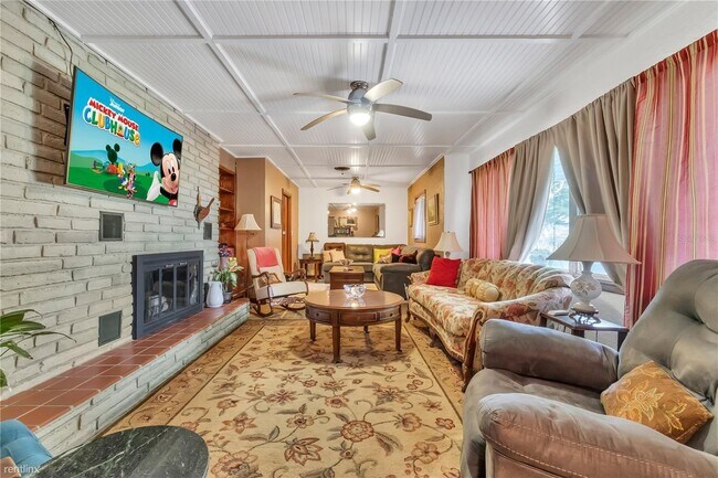 Building Photo - 3 br, 2 bath House - 300 R Herring Street