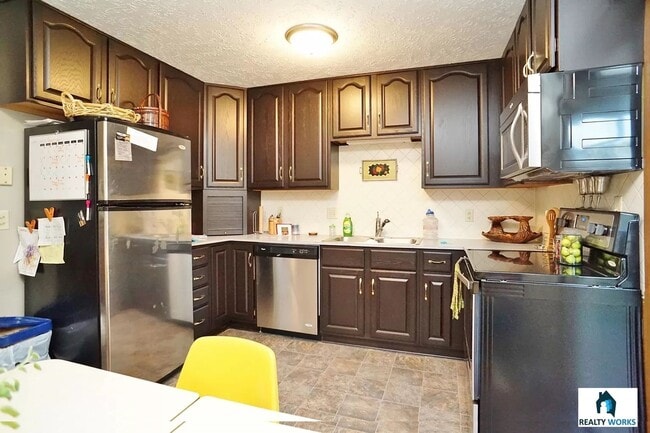 Foto del edificio - 4 Bedroom House for Rent