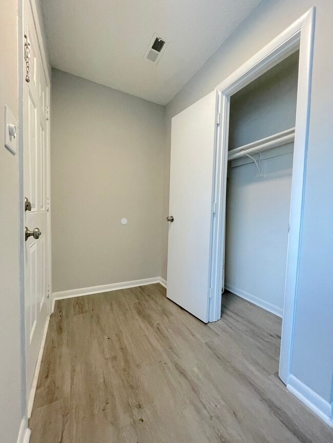 Building Photo - UPDATED 2BED/1BATH TOWNHOME IN TOWN CENTER...