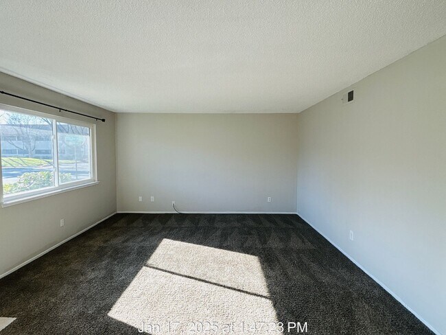 Building Photo - Cute Quadplex Unit