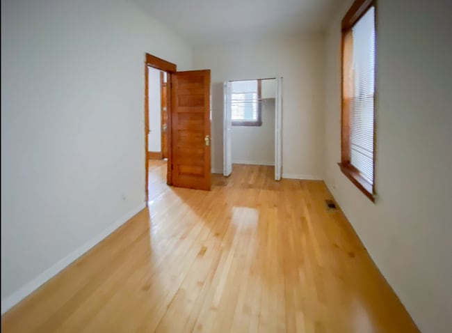 Building Photo - 3637 N Paulina St