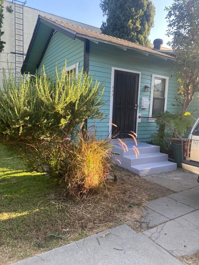 Front Duplex new paint - 653 N Mar Vista Ave