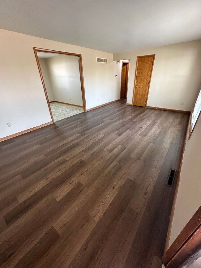 Foto del edificio - 3 Bedroom, 1.5 Bathroom Updated House w/ Potential 4th Bedroom