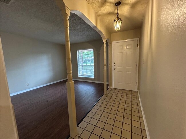 Building Photo - 1805 Broadmoor Dr