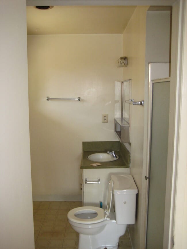 Baño 1 - 5860 Orange Ave