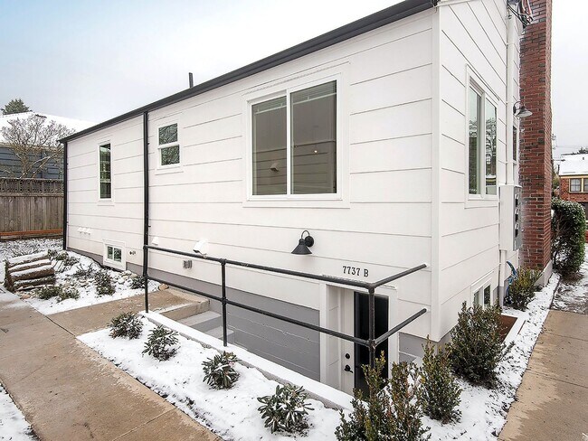 Foto del edificio - New Duplex in Loyal Heights