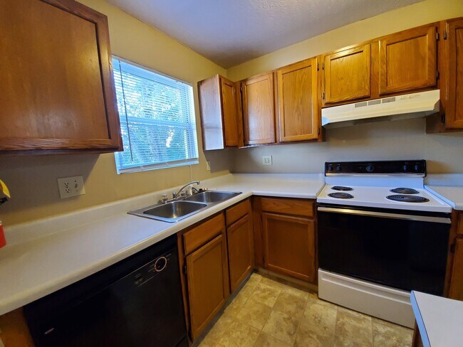 Foto del edificio - 4 Bedroom Available in July