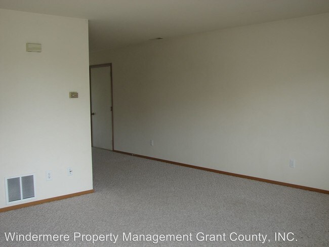 Building Photo - 1306 Shaker Pl