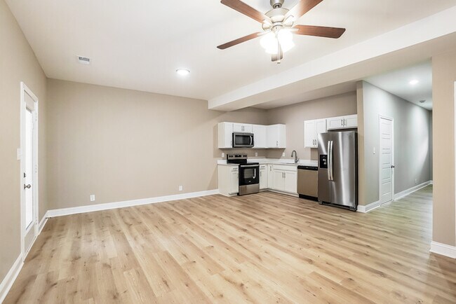 Building Photo - Limited-Time Move-In Special / Lovely 2 Be...