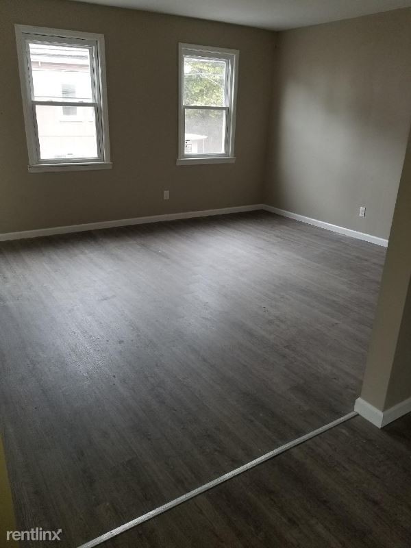 Foto del edificio - 146 E Main St