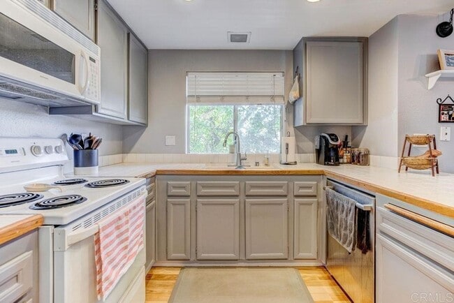 Building Photo - ~ Beautiful 2 bedroom 2 bath Condo ~ with ...