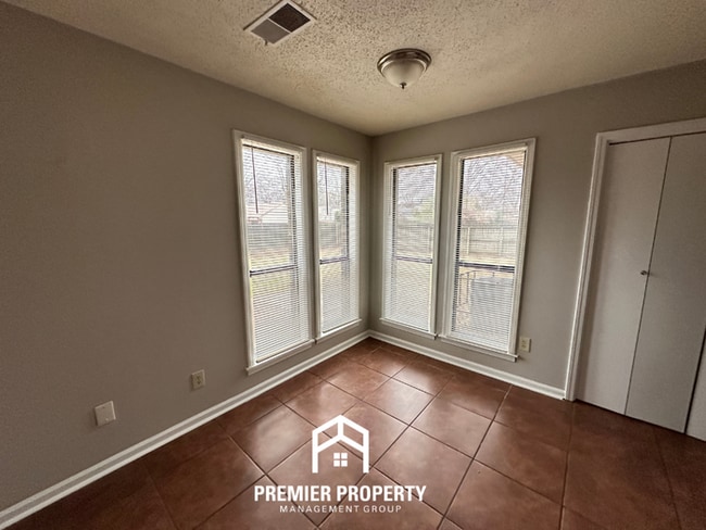 Building Photo - Spacious 3BR/2BA Memphis Home w/ Vaulted Ceilings, Fireplace & 2-Car Garage