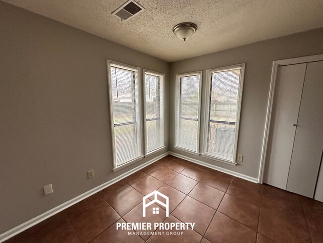 Foto del edificio - Spacious 3BR/2BA Memphis Home w/ Vaulted Ceilings, Fireplace & 2-Car Garage