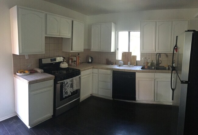 Building Photo - 3636 Roseview Ave