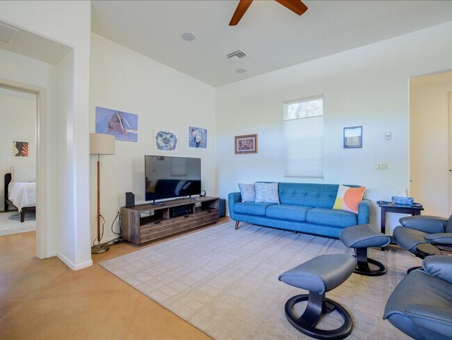 Foto del edificio - Fully Furnished 3BR Retreat with Outdoor Living & Resort-Style Amenities