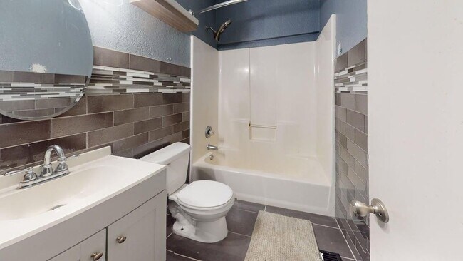 Building Photo - 1313 Vieux Dr
