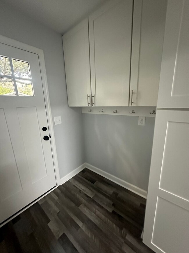 Building Photo - 1109 Sidney Dr