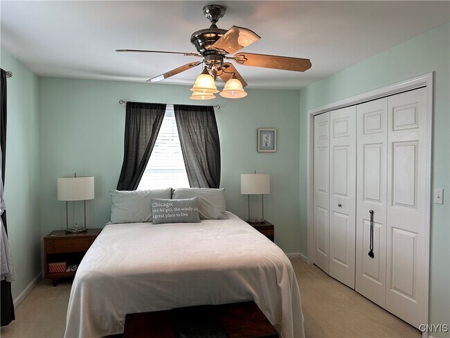 Foto del edificio - 737 Sleepy Hollow Rd