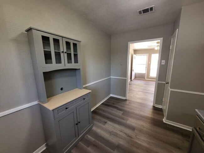 Building Photo - 2 bedroom 1 bath