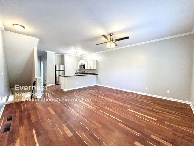Foto del edificio - Spacious 4-Bedroom Townhome with Modern Co...