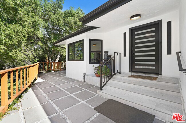 Foto del edificio - 4611 Louise Ave