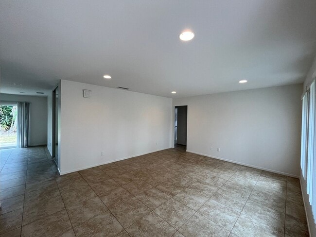 Building Photo - Big & Bright ~ 3 Bedroom /2 Bathroom Home ...